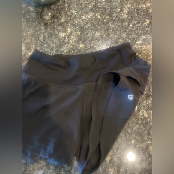 Lululemon black high rise 2.5 size 2 - Picture 2 of 4